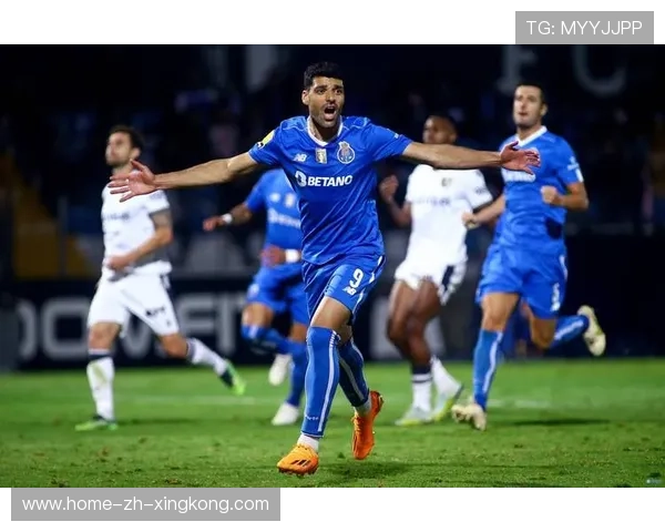 波尔图塔雷米头球补射主场观众集体起立——从草皮到日常的力量之旅