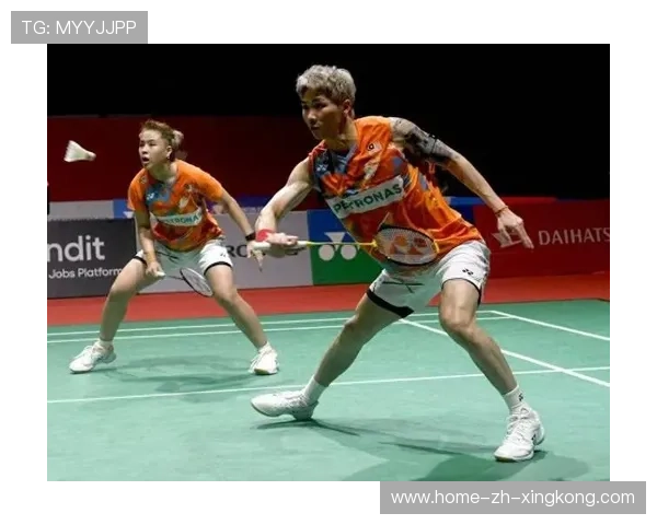 羽毛球顶尖对决扣杀与防守交织成诗