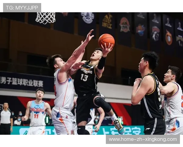 郭艾伦突破分球助攻中锋完成暴扣 郭艾伦突破分球助攻中锋完成暴扣