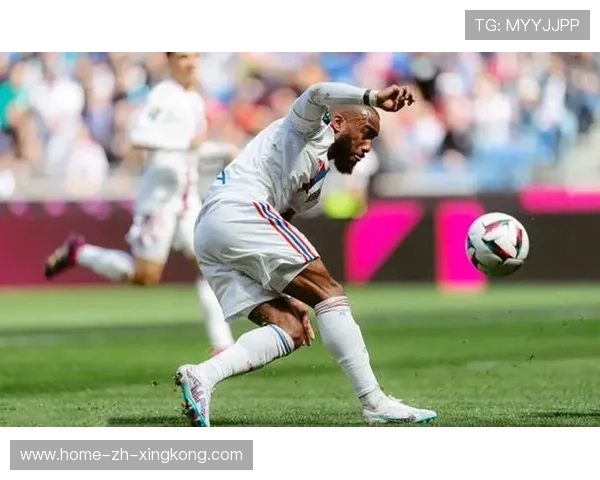 法甲里昂中路突破多次收效,比赛走向明朗